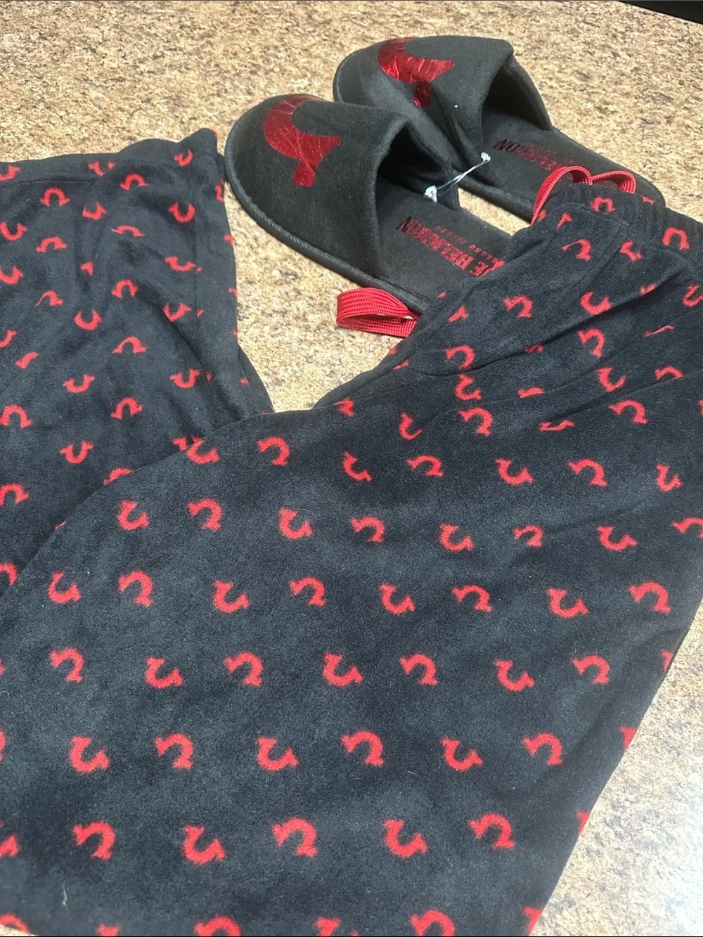 NWT True Religion Black and Red Logo Fleece Lounge Pants XL & Slippers 10/11